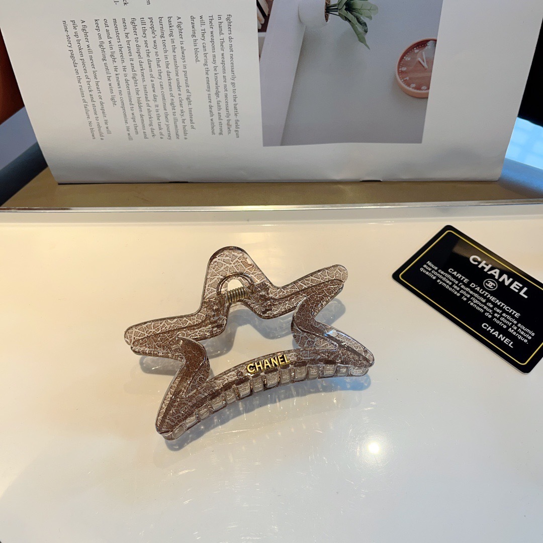 配包装
CHANEL（香奈儿）新款手工五角星形网红抓夹，高级感字母简约复古发夹原单货，潮流时尚百搭款！