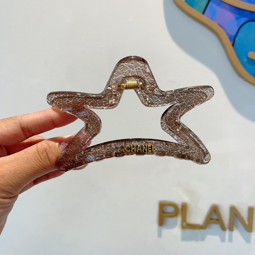 配包装
CHANEL（香奈儿）新款手工五角星形网红抓夹，高级感字母简约复古发夹原单货，潮流时尚百搭款！
