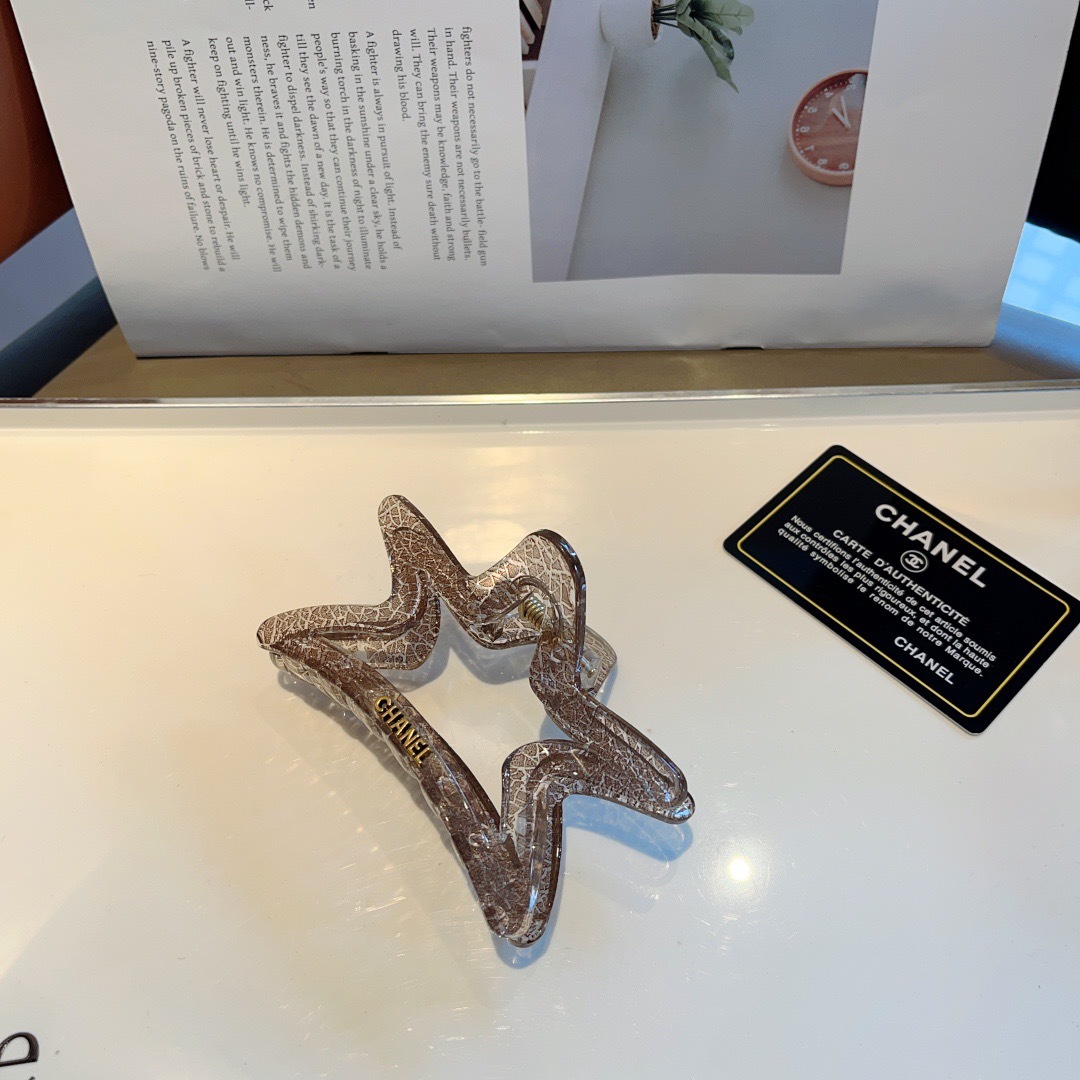 配包装
CHANEL（香奈儿）新款手工五角星形网红抓夹，高级感字母简约复古发夹原单货，潮流时尚百搭款！