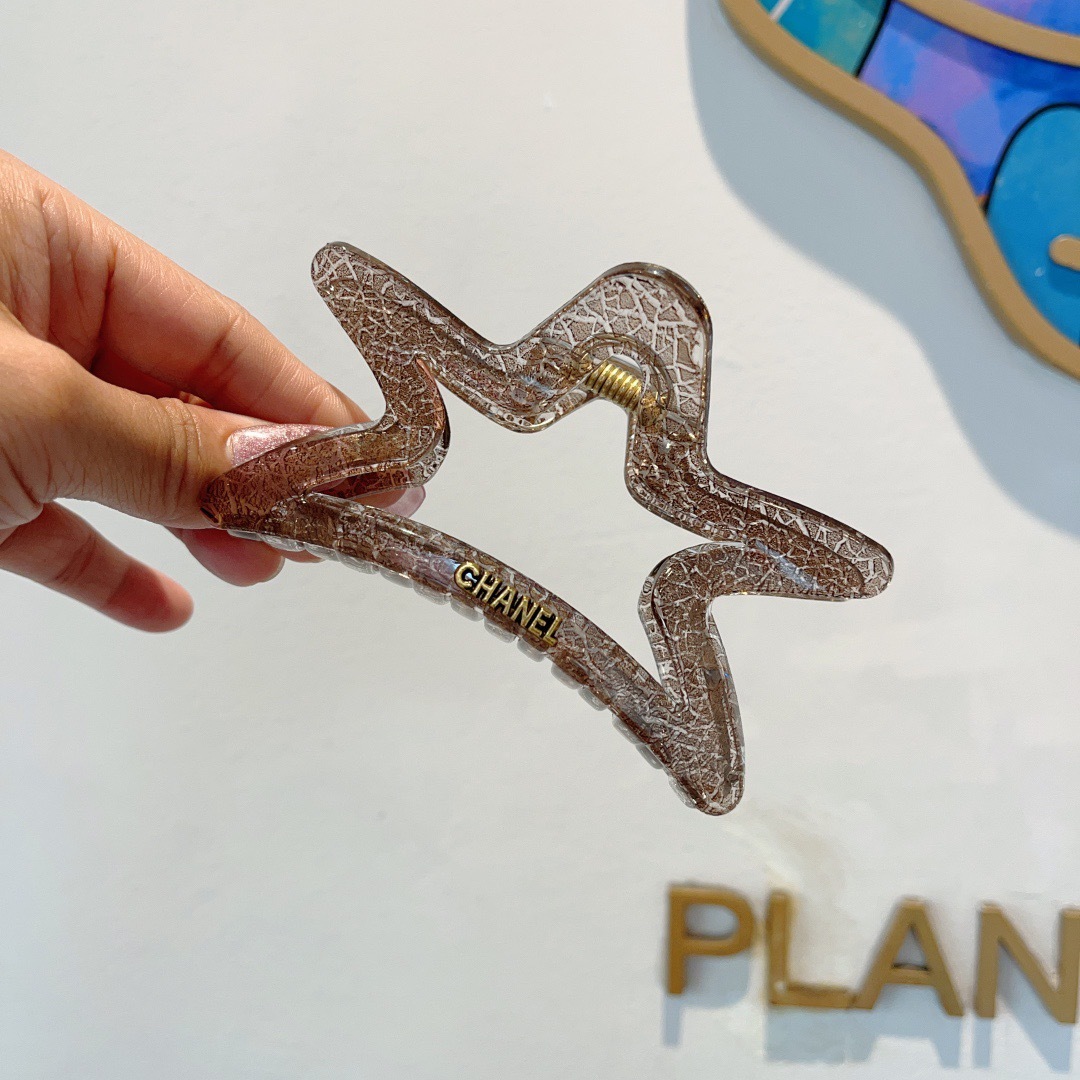 配包装
CHANEL（香奈儿）新款手工五角星形网红抓夹，高级感字母简约复古发夹原单货，潮流时尚百搭款！