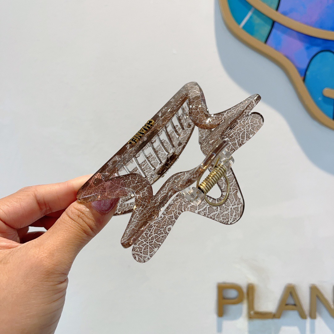 配包装
CHANEL（香奈儿）新款手工五角星形网红抓夹，高级感字母简约复古发夹原单货，潮流时尚百搭款！