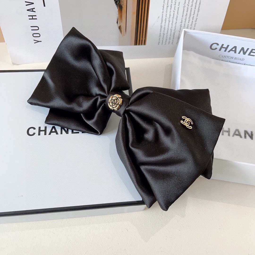 配包装
CHANEL （香奈儿）明星同款蝴蝶结山茶花发夹 弹弓夹 网红推荐款♥ 经典蝴蝶结头饰，超级百搭