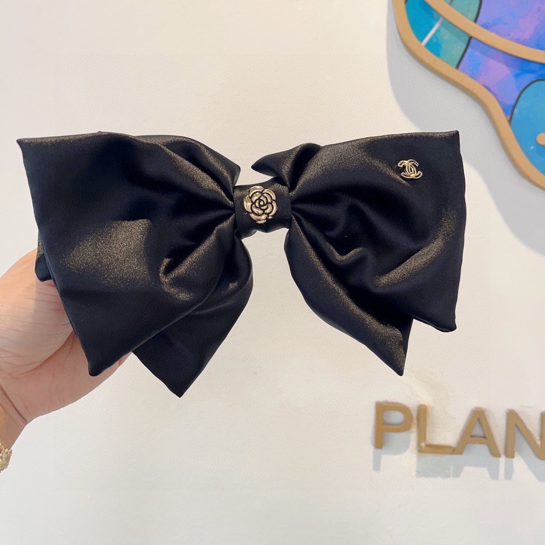 配包装
CHANEL （香奈儿）明星同款蝴蝶结山茶花发夹 弹弓夹 网红推荐款♥ 经典蝴蝶结头饰，超级百搭