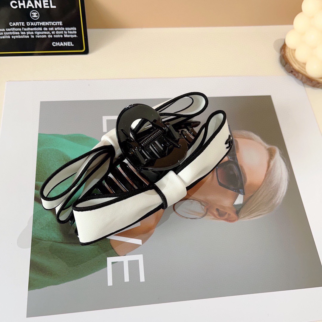 配包装
CHANEL（香奈儿） 新款复古皮质抓夹 鸭嘴夹发夹，经典字母logo弹簧夹， 超精致，转图必爆