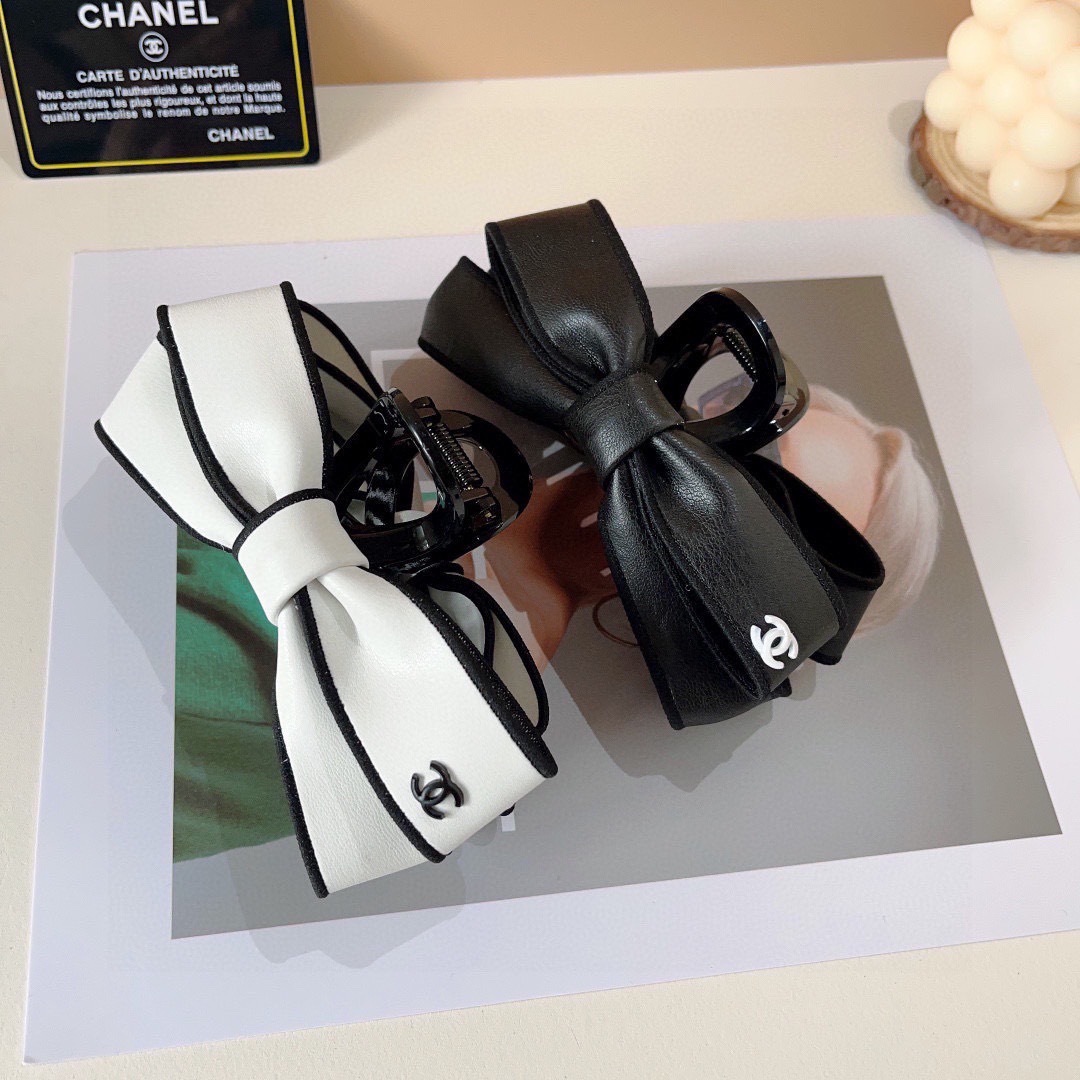 配包装
CHANEL（香奈儿） 新款复古皮质抓夹 鸭嘴夹发夹，经典字母logo弹簧夹， 超精致，转图必爆
