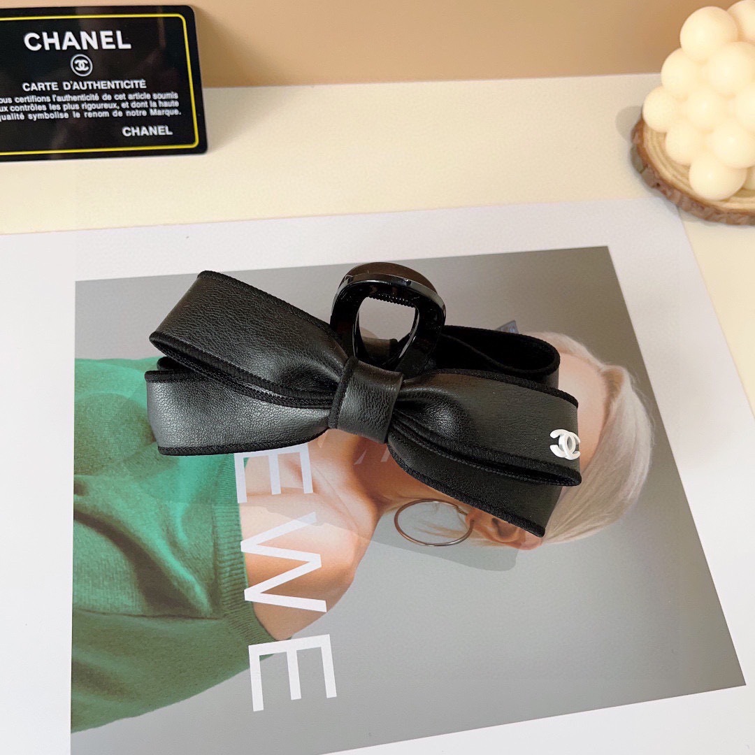配包装
CHANEL（香奈儿） 新款复古皮质抓夹 鸭嘴夹发夹，经典字母logo弹簧夹， 超精致，转图必爆