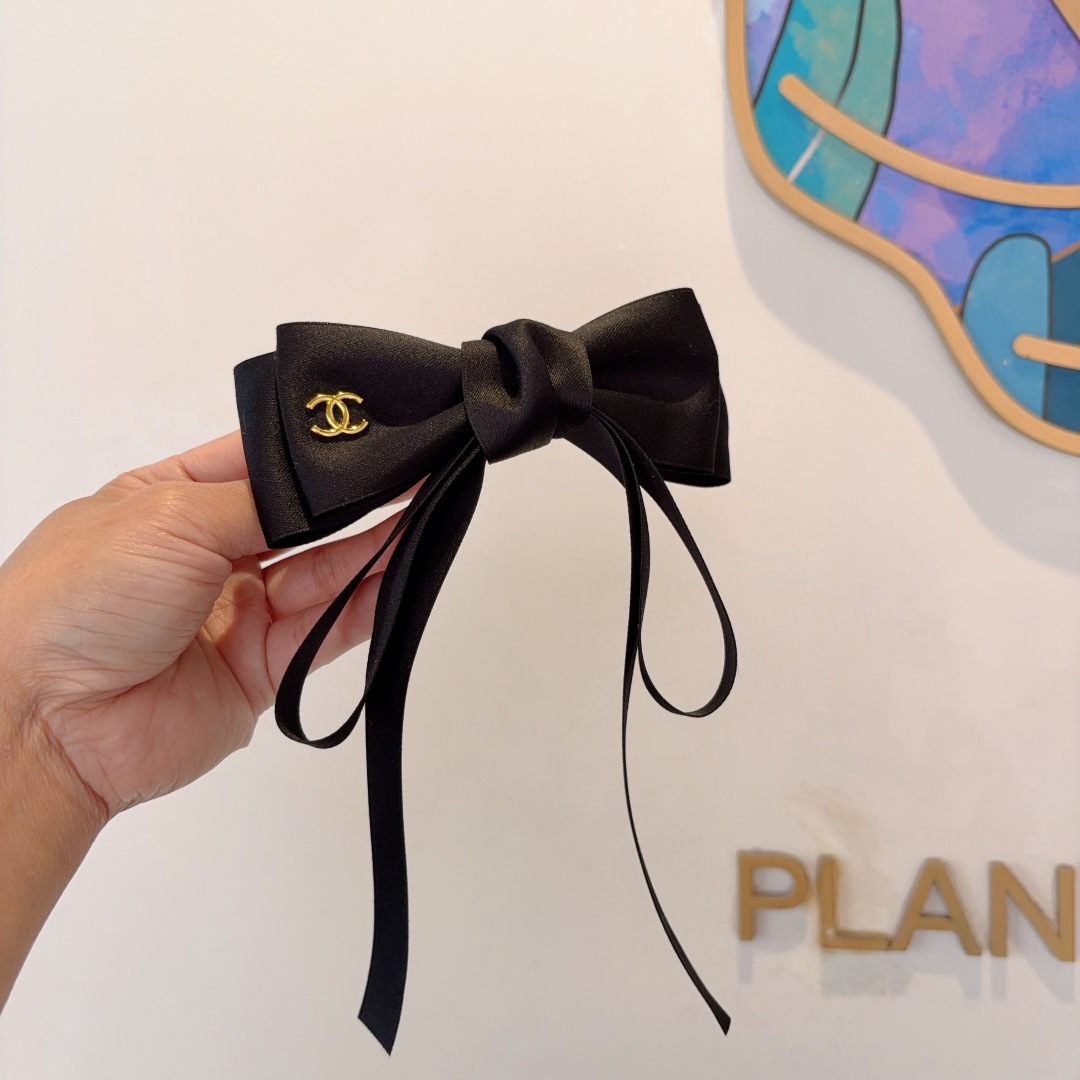 配包装（单个）
CHANEL （香奈儿）明星同款蝴蝶结发夹 弹弓夹 网红推荐款♥ 超级百搭哦！