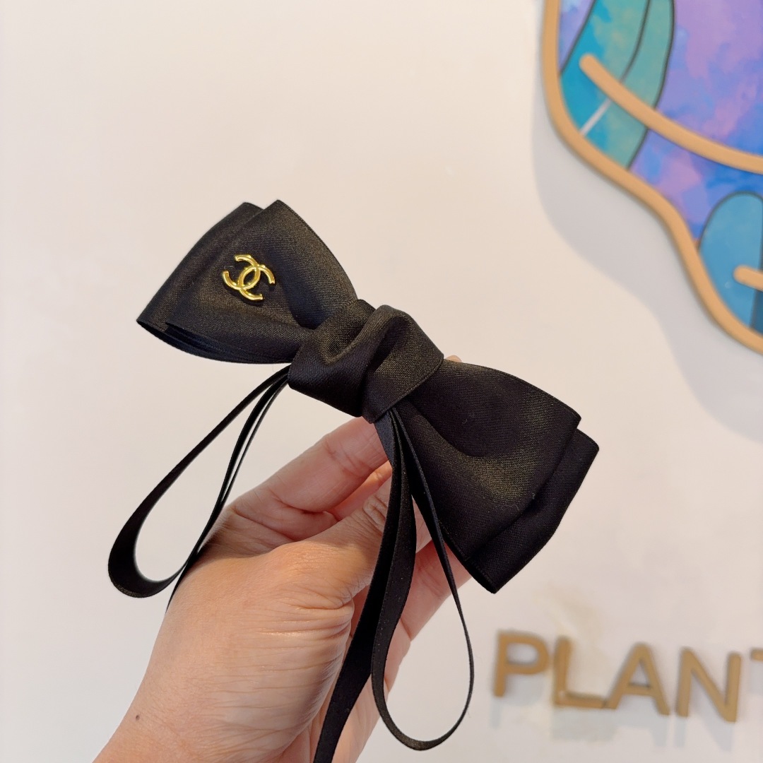 配包装（单个）
CHANEL （香奈儿）明星同款蝴蝶结发夹 弹弓夹 网红推荐款♥ 超级百搭哦！
