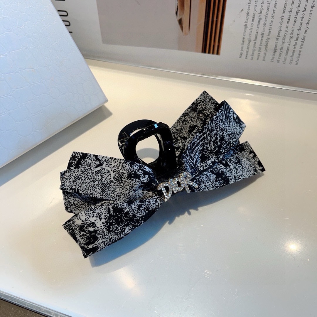 配包装
Dior （迪奥） 欧美新款潮流抓夹鸭嘴夹，明星同款 女神必备单品，非常百搭，时尚发夹， 戴上它