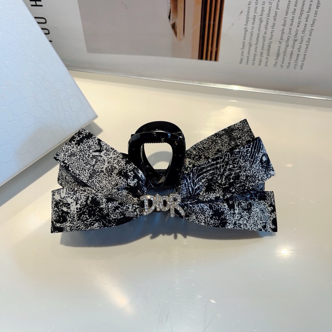 配包装
Dior （迪奥） 欧美新款潮流抓夹鸭嘴夹，明星同款 女神必备单品，非常百搭，时尚发夹， 戴上它
