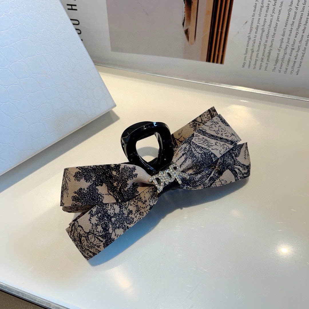 配包装
Dior （迪奥） 欧美新款潮流抓夹鸭嘴夹，明星同款 女神必备单品，非常百搭，时尚发夹， 戴上它