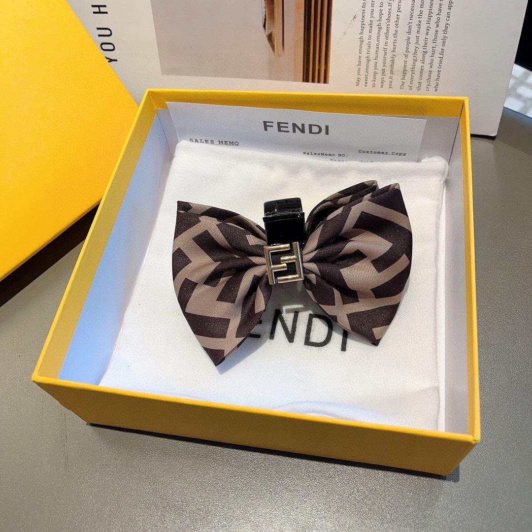 配包装
FENDI （芬迪）新款发夹，亚克力抓夹，超精美边，女神必备单品，非常百搭，时尚潮流！