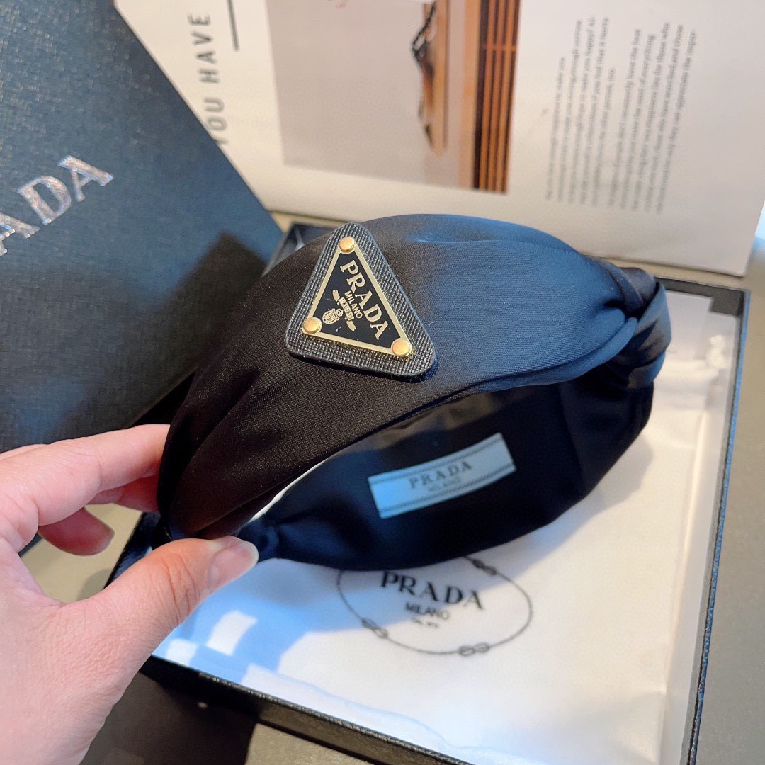配包装
PRADA （普拉达） 倒三角新款潮流字母发箍。气质女神必备单品，非常百搭，时尚潮流， 戴上它满