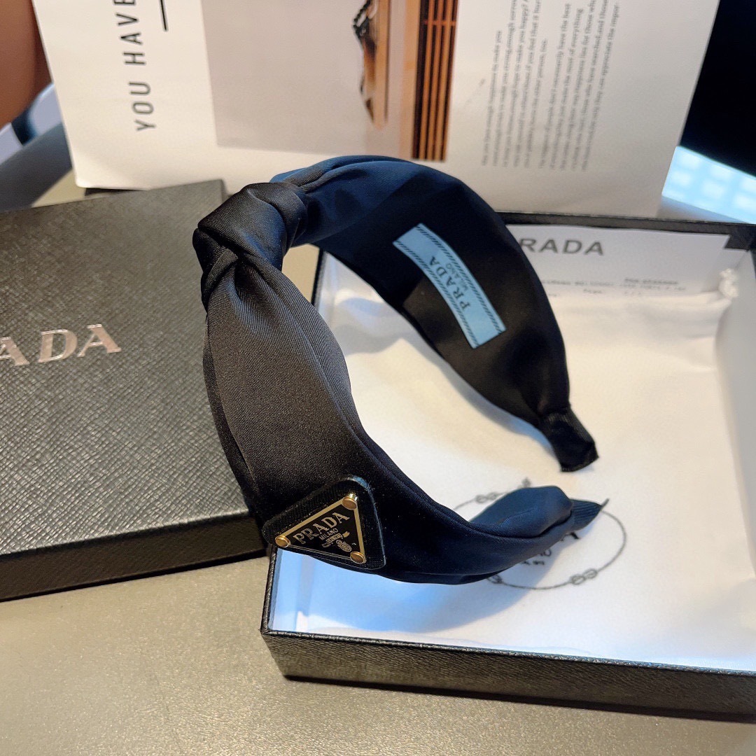 配包装
PRADA （普拉达） 倒三角新款潮流字母发箍。气质女神必备单品，非常百搭，时尚潮流， 戴上它满