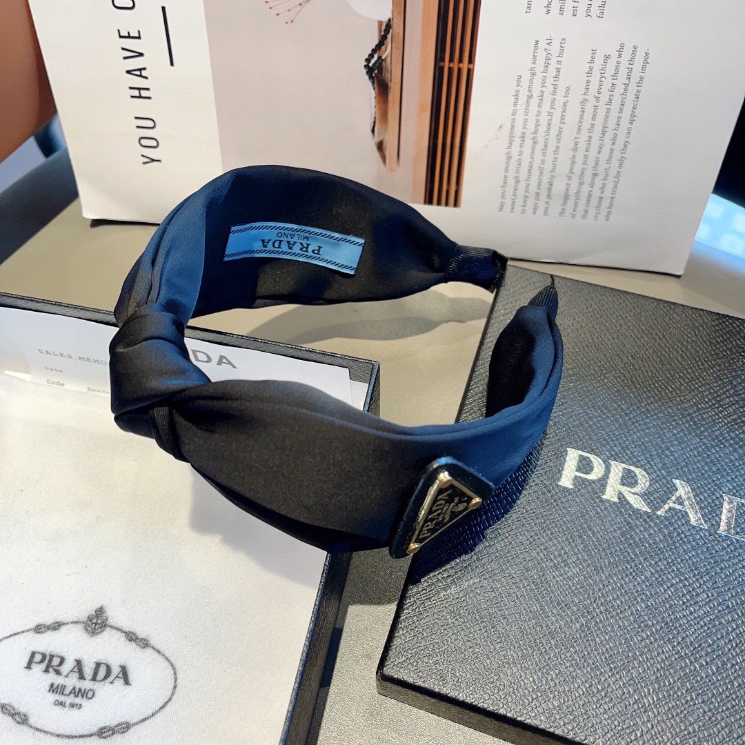 配包装
PRADA （普拉达） 倒三角新款潮流字母发箍。气质女神必备单品，非常百搭，时尚潮流， 戴上它满