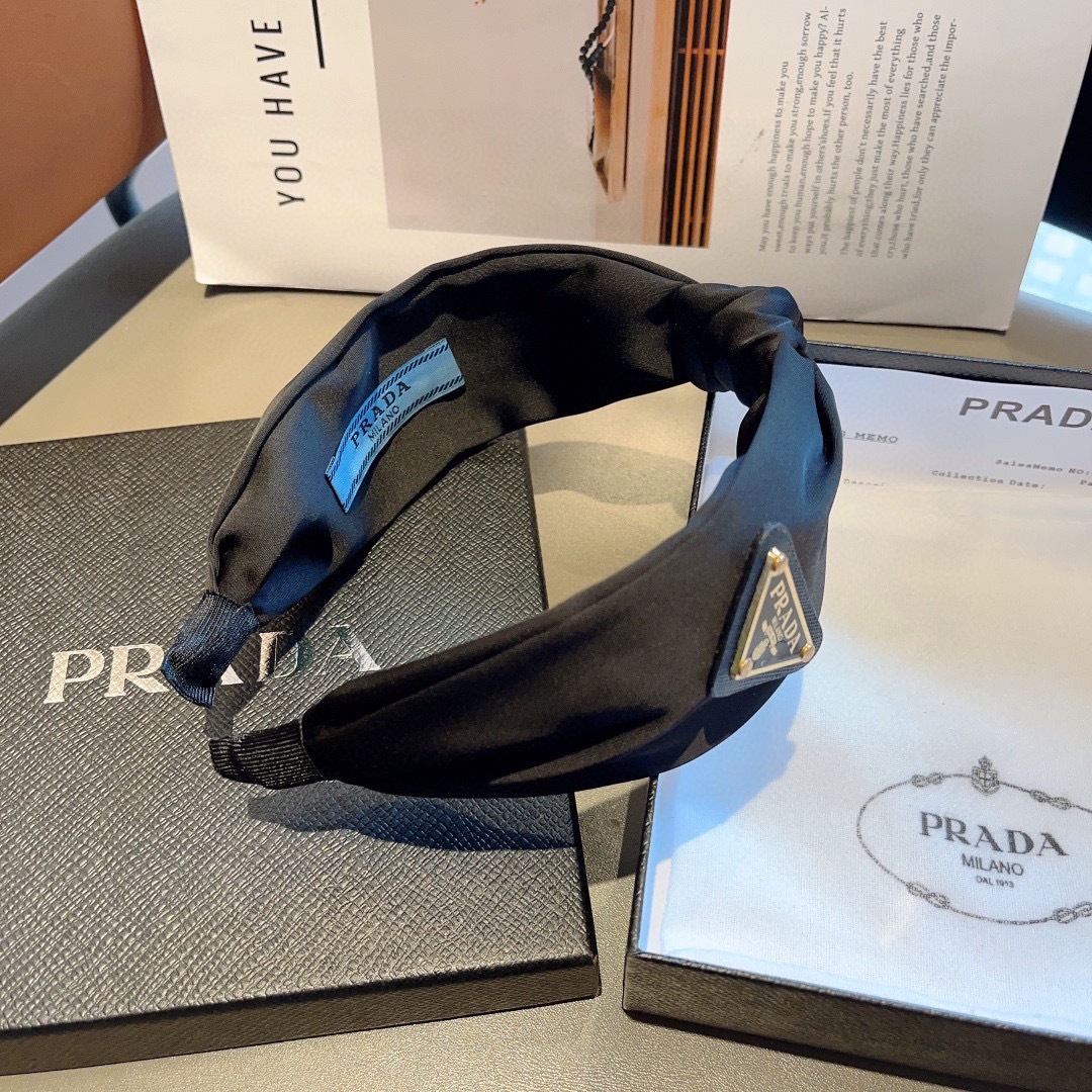 配包装
PRADA （普拉达） 倒三角新款潮流字母发箍。气质女神必备单品，非常百搭，时尚潮流， 戴上它满