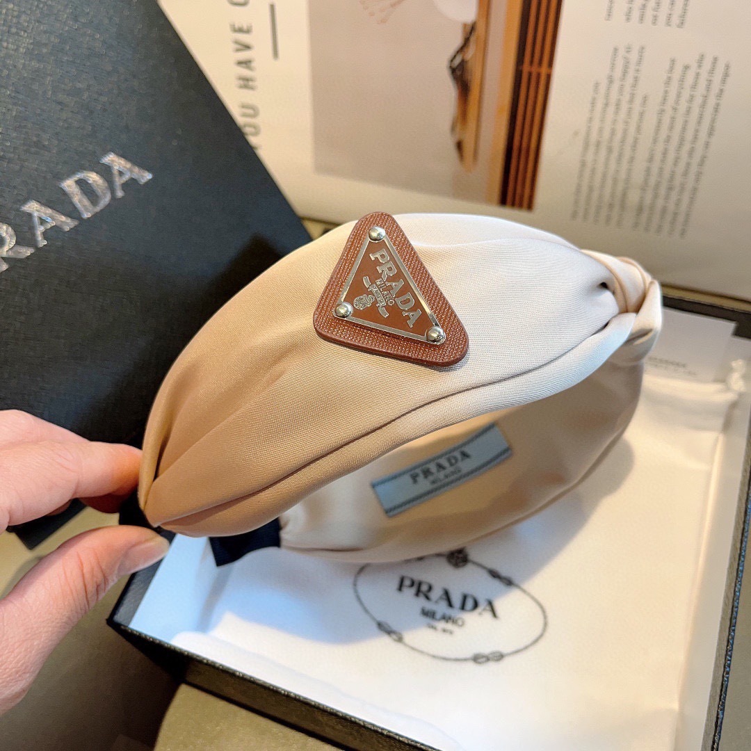 配包装
PRADA （普拉达） 倒三角新款潮流字母发箍。气质女神必备单品，非常百搭，时尚潮流， 戴上它满