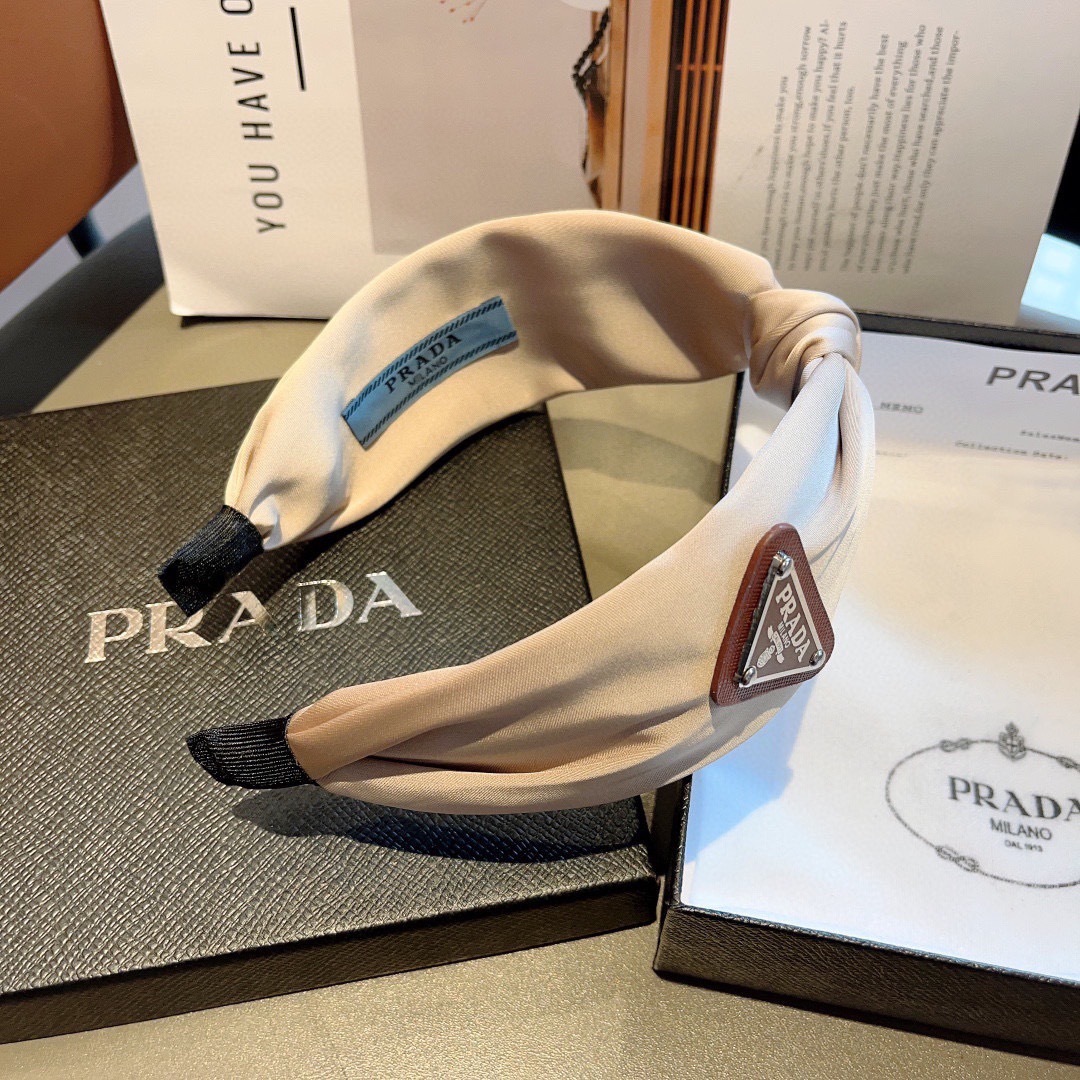 配包装
PRADA （普拉达） 倒三角新款潮流字母发箍。气质女神必备单品，非常百搭，时尚潮流， 戴上它满
