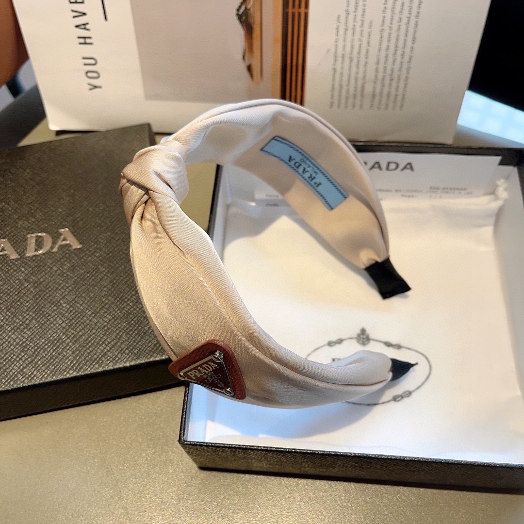 配包装
PRADA （普拉达） 倒三角新款潮流字母发箍。气质女神必备单品，非常百搭，时尚潮流， 戴上它满