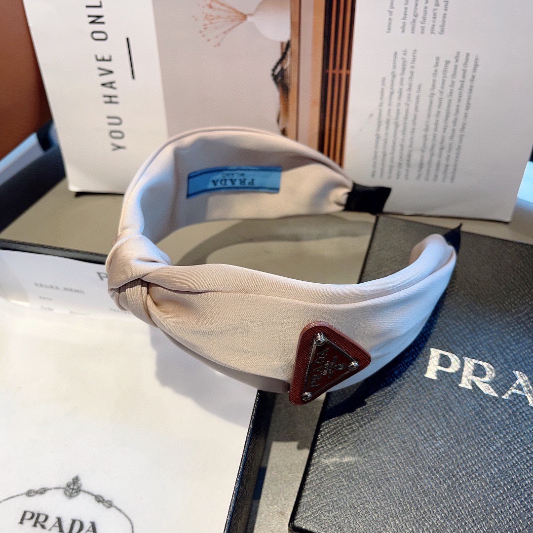 配包装
PRADA （普拉达） 倒三角新款潮流字母发箍。气质女神必备单品，非常百搭，时尚潮流， 戴上它满