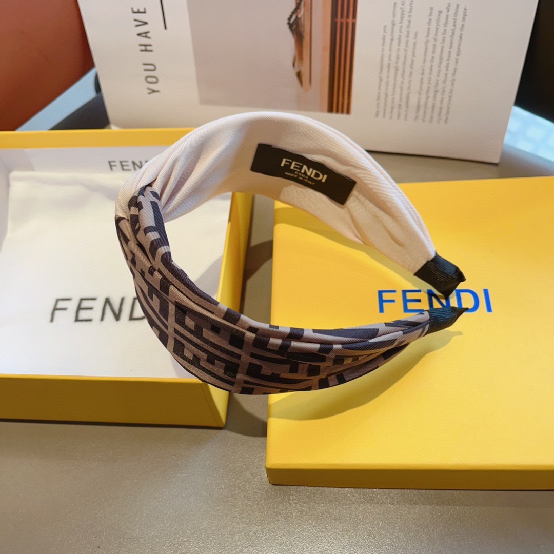 配包装
FENDI 芬迪 火爆新款发箍，复古头箍，简约百搭，潮女必备品，超级的高大上！