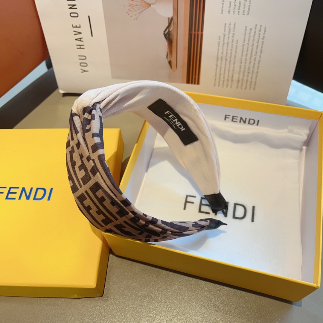 配包装
FENDI 芬迪 火爆新款发箍，复古头箍，简约百搭，潮女必备品，超级的高大上！
