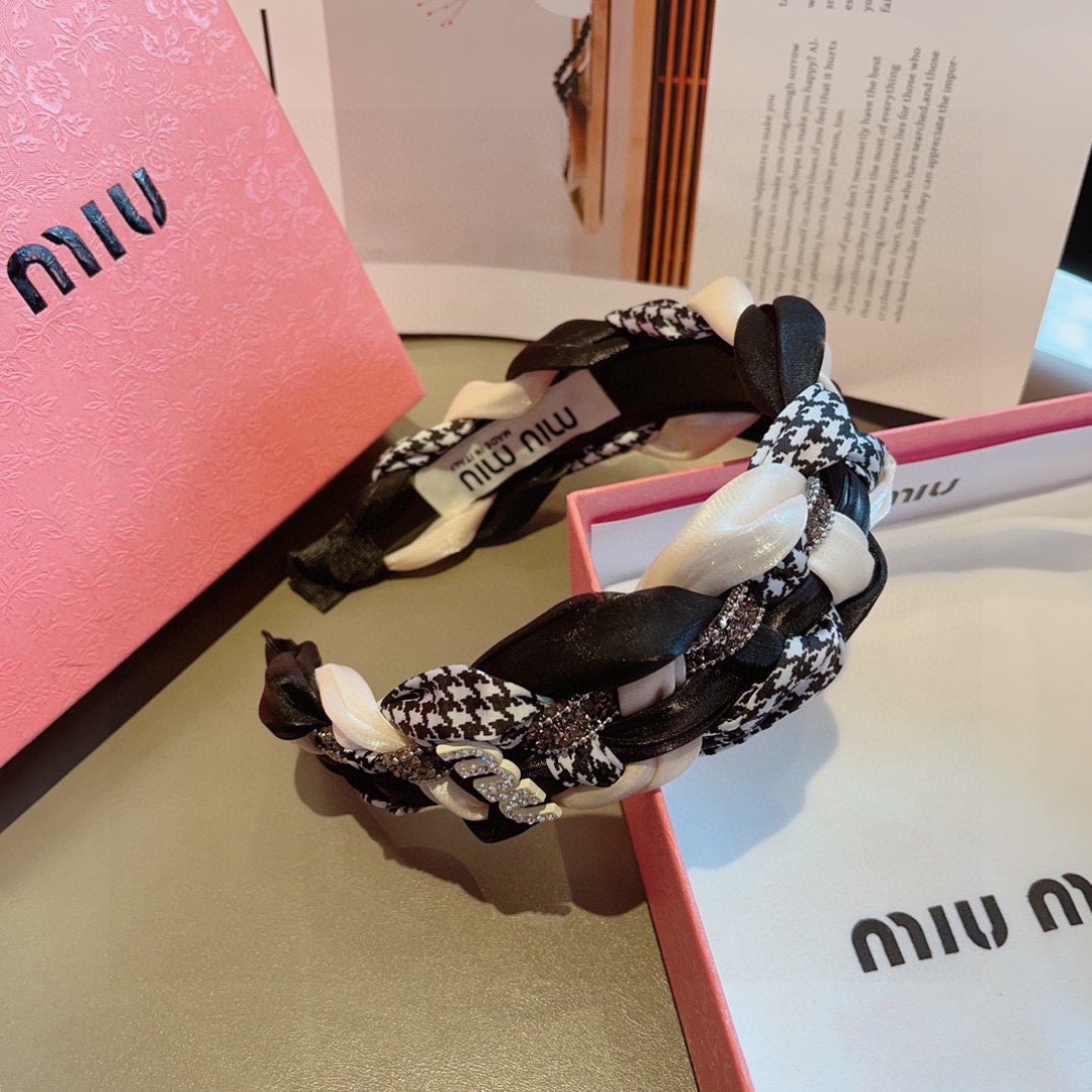 配包装
miumiu 缪缪  最新款定制发箍，细节全部实拍！水钻特制面料非常显质感、经典而又永不过时。