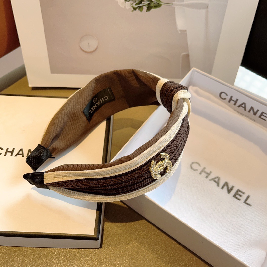 配包装
CHANEL（香奈儿）最新款小香秋冬款发箍，复古头箍，网红爆款推荐 超精致，时尚百搭！