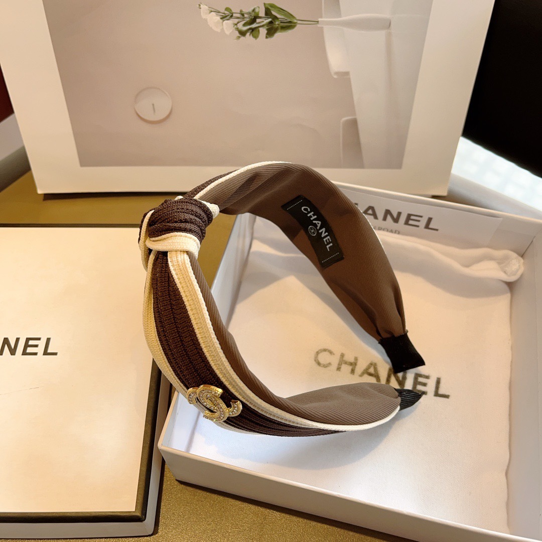 配包装
CHANEL（香奈儿）最新款小香秋冬款发箍，复古头箍，网红爆款推荐 超精致，时尚百搭！