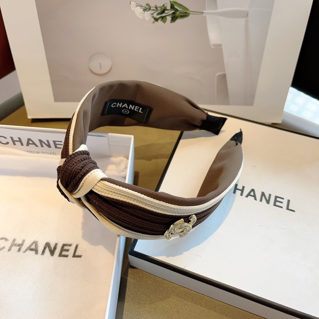 配包装
CHANEL（香奈儿）最新款小香秋冬款发箍，复古头箍，网红爆款推荐 超精致，时尚百搭！