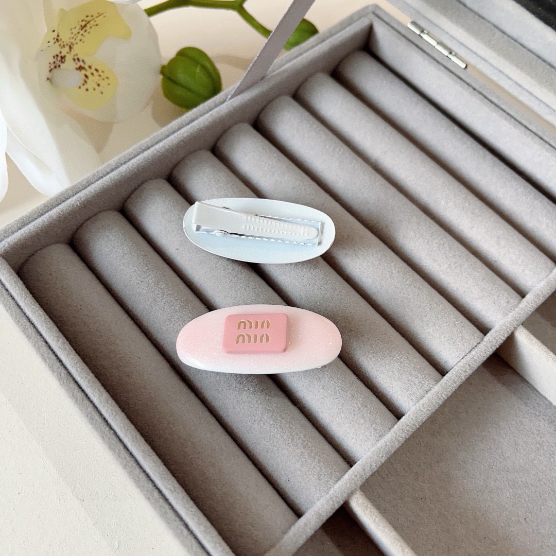 配包装 （一对）
miumiu（缪缪） 新款网红法式bb夹、经典字母logo边夹刘海夹发饰， 高级感日韩