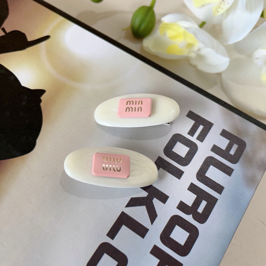 配包装 （一对）
miumiu（缪缪） 新款网红法式bb夹、经典字母logo边夹刘海夹发饰， 高级感日韩