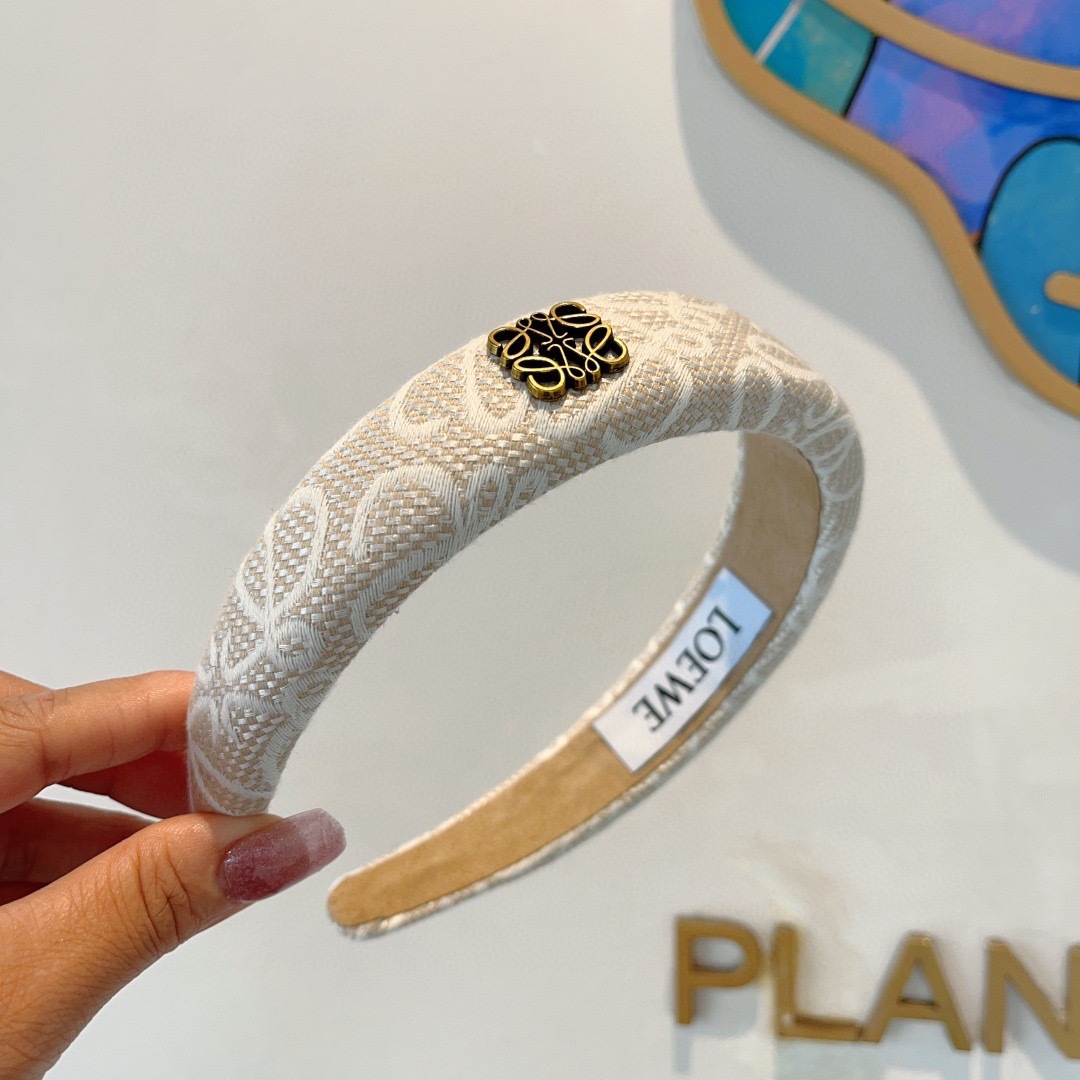 配包装
LOEWE（罗意威）火爆新款海绵发箍💕特供面料头箍、尖端网红最新款来袭 ！ 让你的魅力绽放 清新