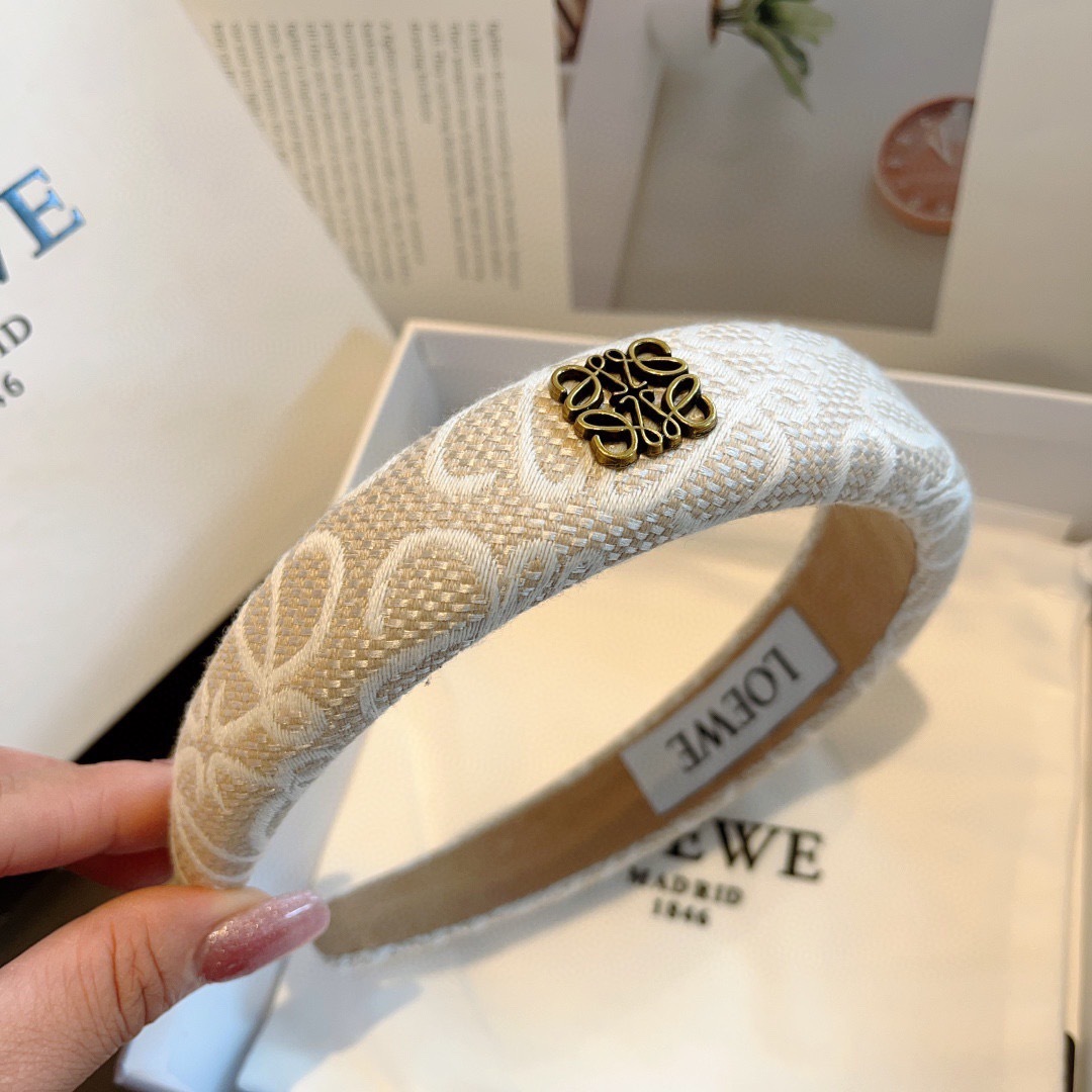配包装
LOEWE（罗意威）火爆新款海绵发箍💕特供面料头箍、尖端网红最新款来袭 ！ 让你的魅力绽放 清新
