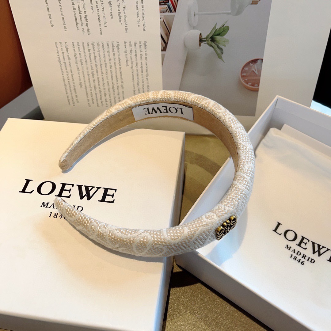 配包装
LOEWE（罗意威）火爆新款海绵发箍💕特供面料头箍、尖端网红最新款来袭 ！ 让你的魅力绽放 清新