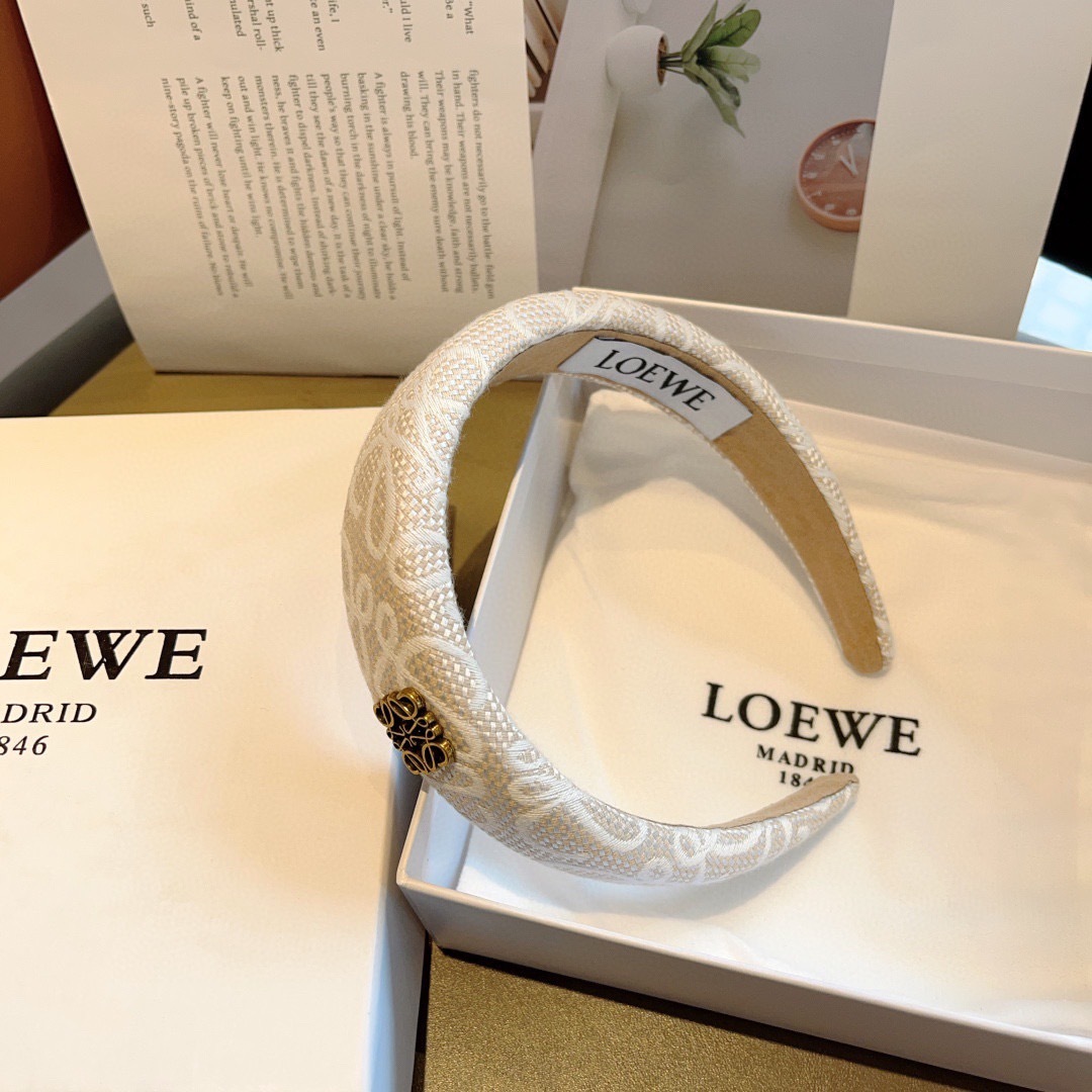 配包装
LOEWE（罗意威）火爆新款海绵发箍💕特供面料头箍、尖端网红最新款来袭 ！ 让你的魅力绽放 清新