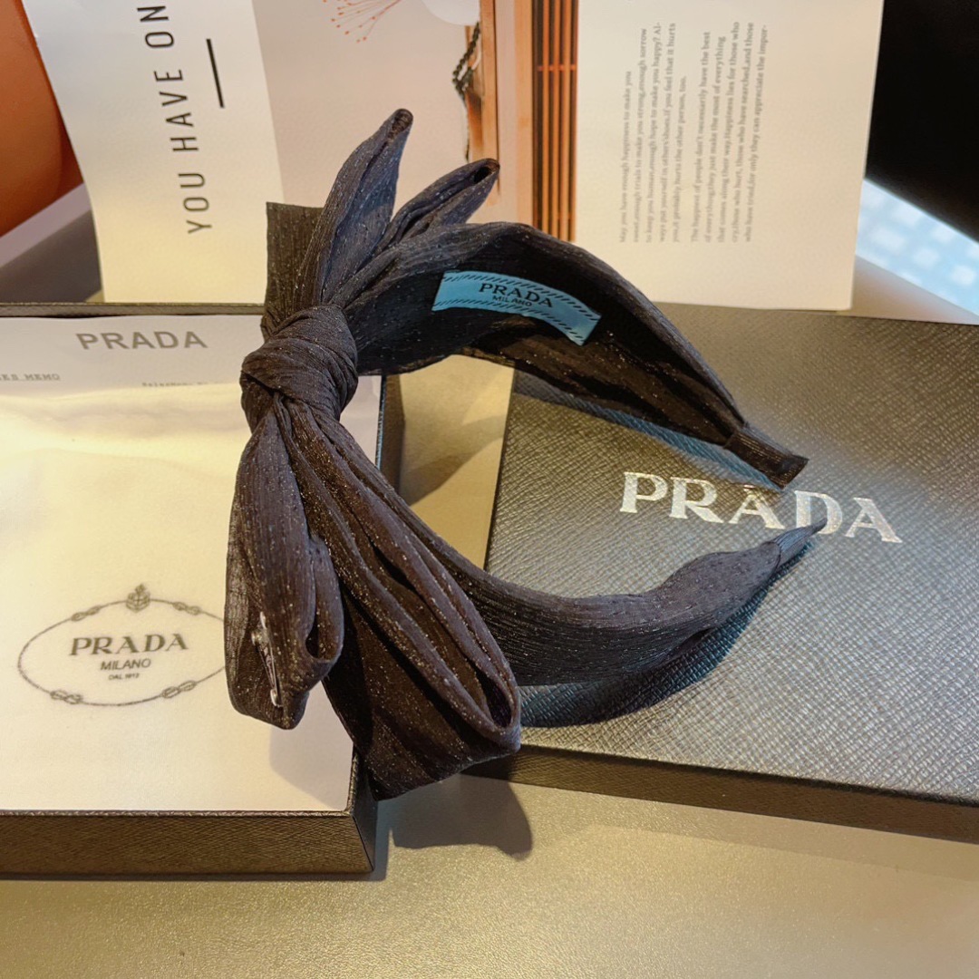 配包装
PRADA （普拉达） 欧美新款蝴蝶结潮流色彩发箍，明星同款 女神必备单品，非常百搭，时尚潮流，