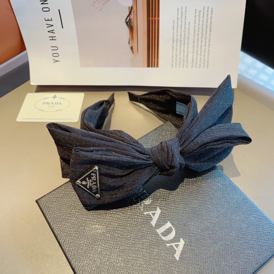配包装
PRADA （普拉达） 欧美新款蝴蝶结潮流色彩发箍，明星同款 女神必备单品，非常百搭，时尚潮流，