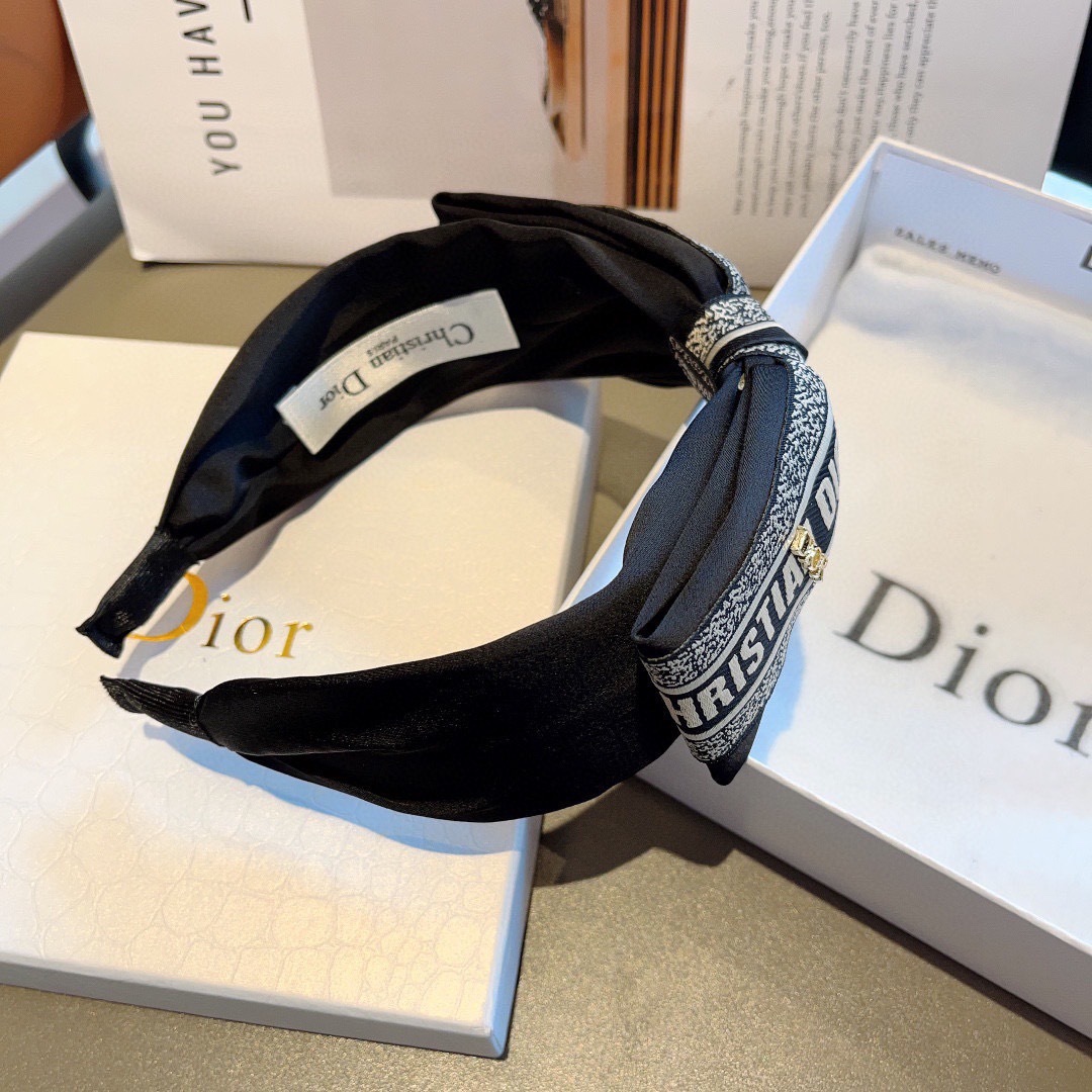 配包装
Dior（迪奥） 火爆新款蝴蝶结发箍,专柜原单货，让你的魅力绽放 清新淑女范让时尚更简单。