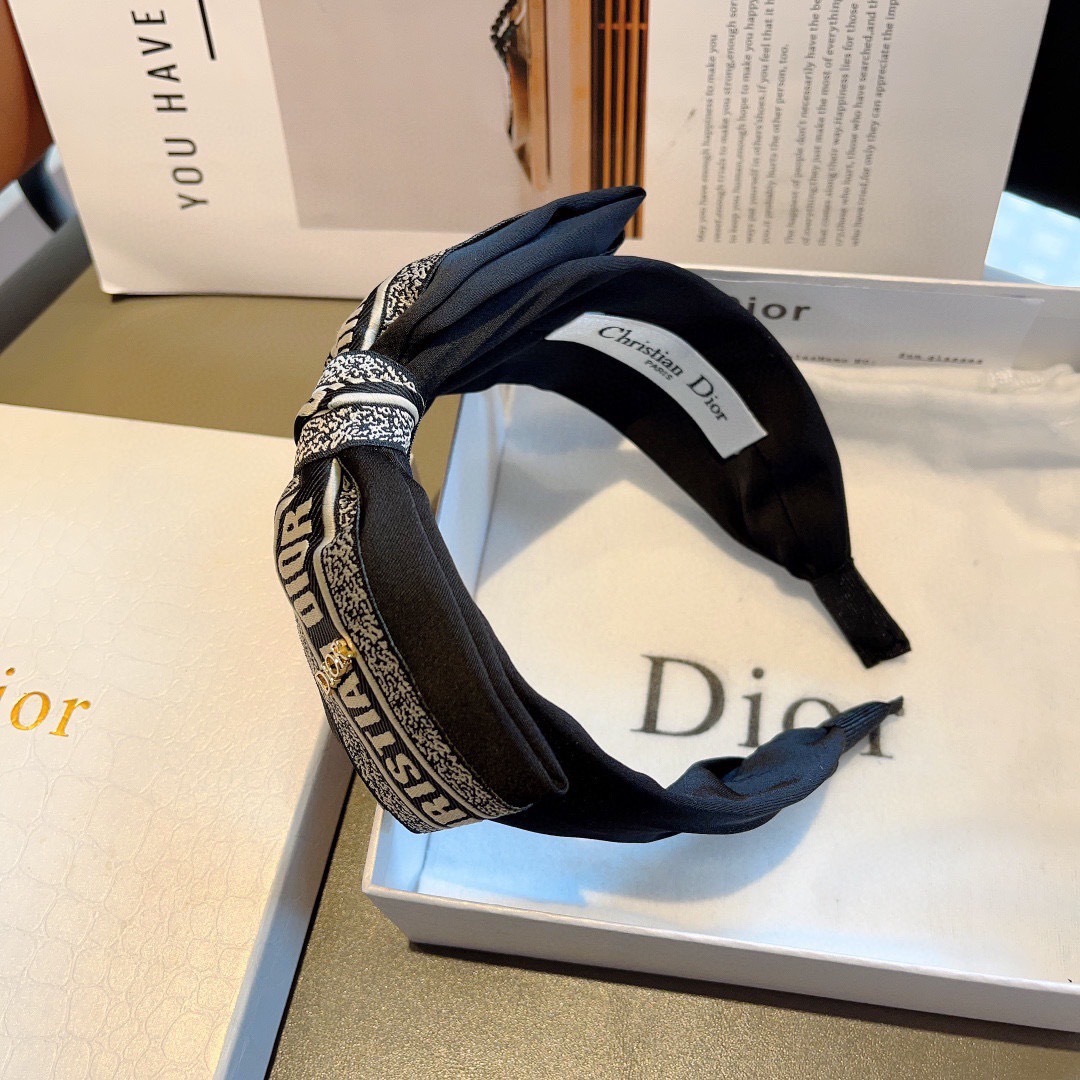 配包装
Dior（迪奥） 火爆新款蝴蝶结发箍,专柜原单货，让你的魅力绽放 清新淑女范让时尚更简单。