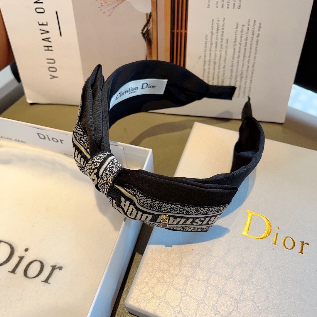 配包装
Dior（迪奥） 火爆新款蝴蝶结发箍,专柜原单货，让你的魅力绽放 清新淑女范让时尚更简单。