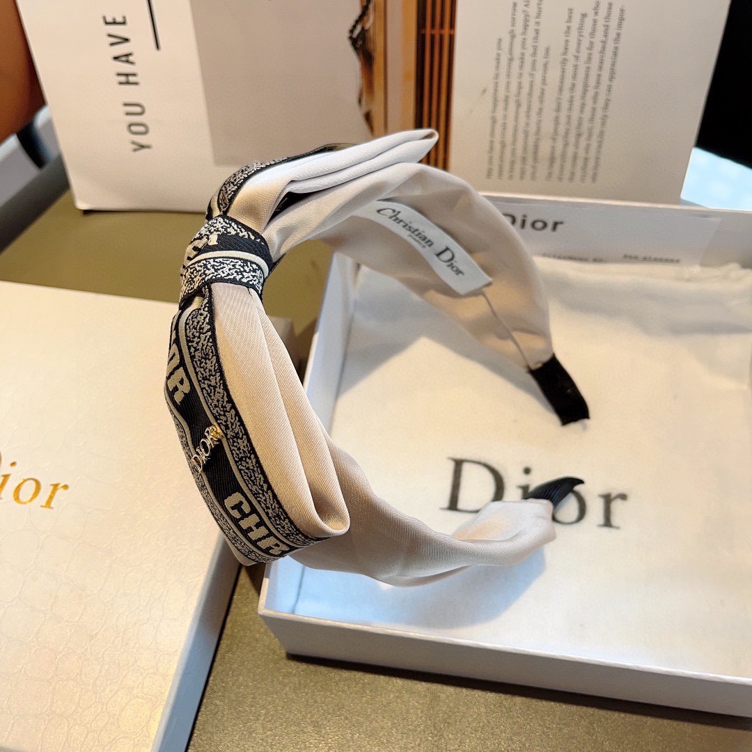 配包装
Dior（迪奥） 火爆新款蝴蝶结发箍,专柜原单货，让你的魅力绽放 清新淑女范让时尚更简单。