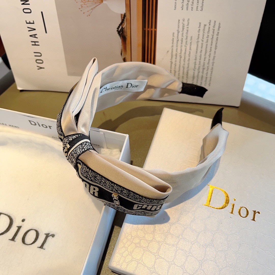 配包装
Dior（迪奥） 火爆新款蝴蝶结发箍,专柜原单货，让你的魅力绽放 清新淑女范让时尚更简单。
