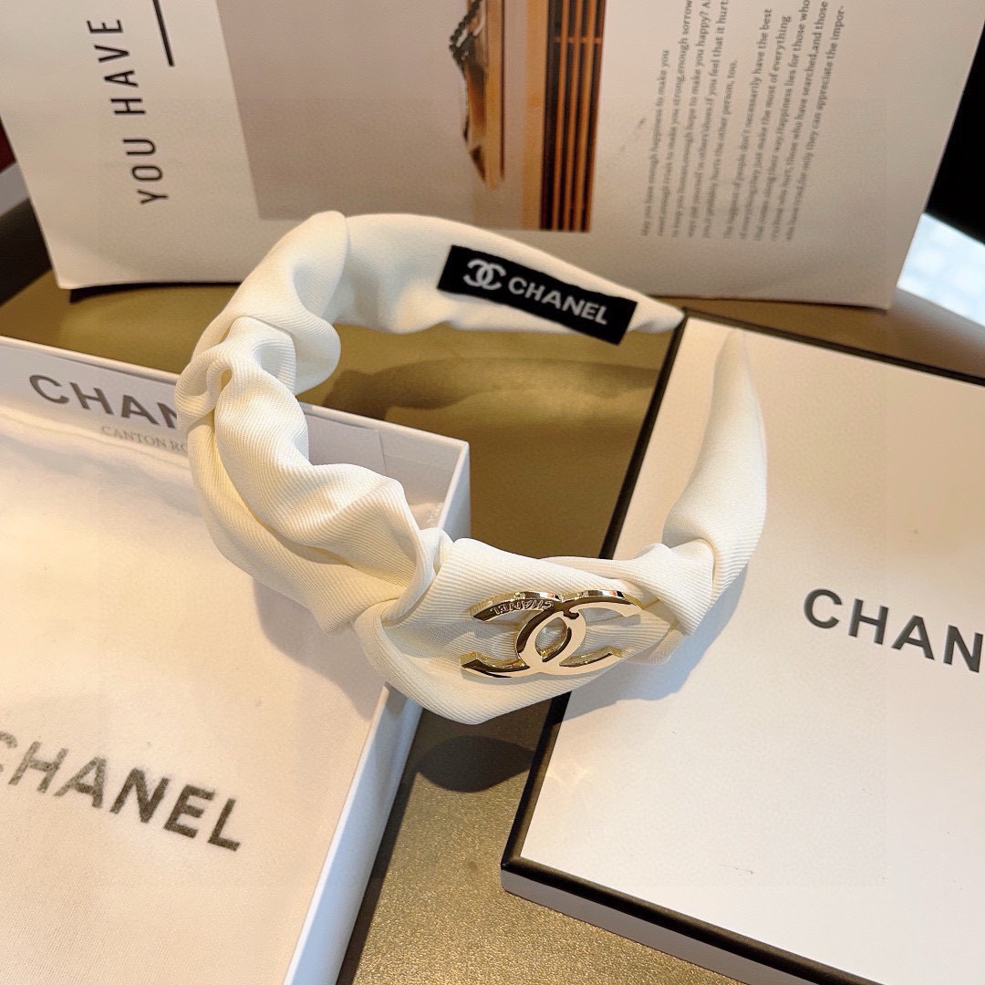 配包装
CHANEL（香奈儿）最新款小香发箍，新品巨显脸小头箍，网红爆款推荐 搭配高端双Ｃlogo ，超