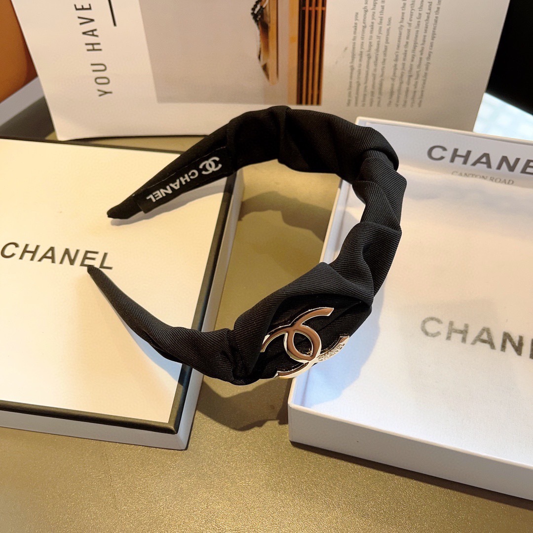 配包装
CHANEL（香奈儿）最新款小香发箍，新品巨显脸小头箍，网红爆款推荐 搭配高端双Ｃlogo ，超