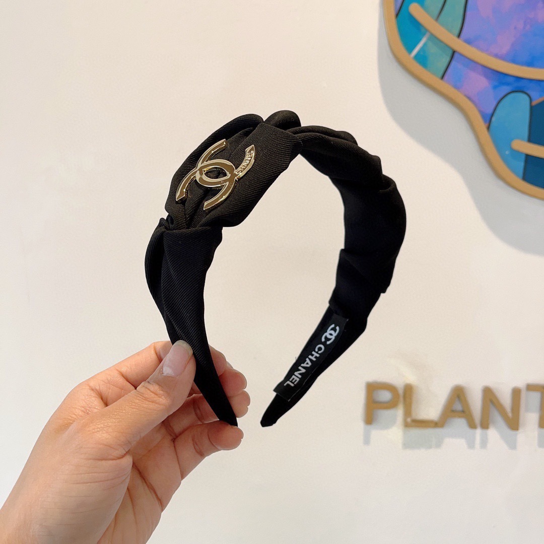 配包装
CHANEL（香奈儿）最新款小香发箍，新品巨显脸小头箍，网红爆款推荐 搭配高端双Ｃlogo ，超