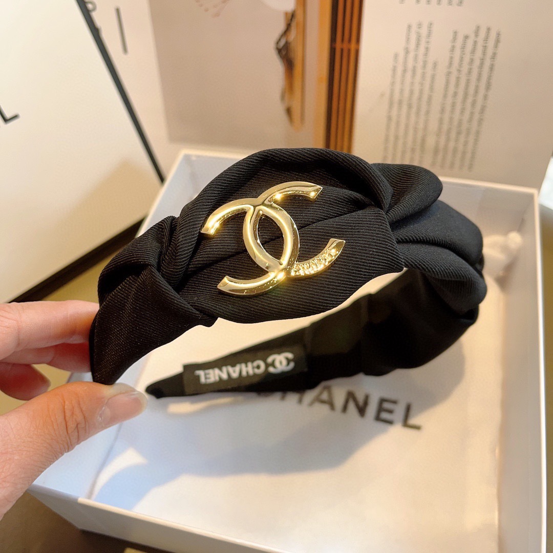 配包装
CHANEL（香奈儿）最新款小香发箍，新品巨显脸小头箍，网红爆款推荐 搭配高端双Ｃlogo ，超