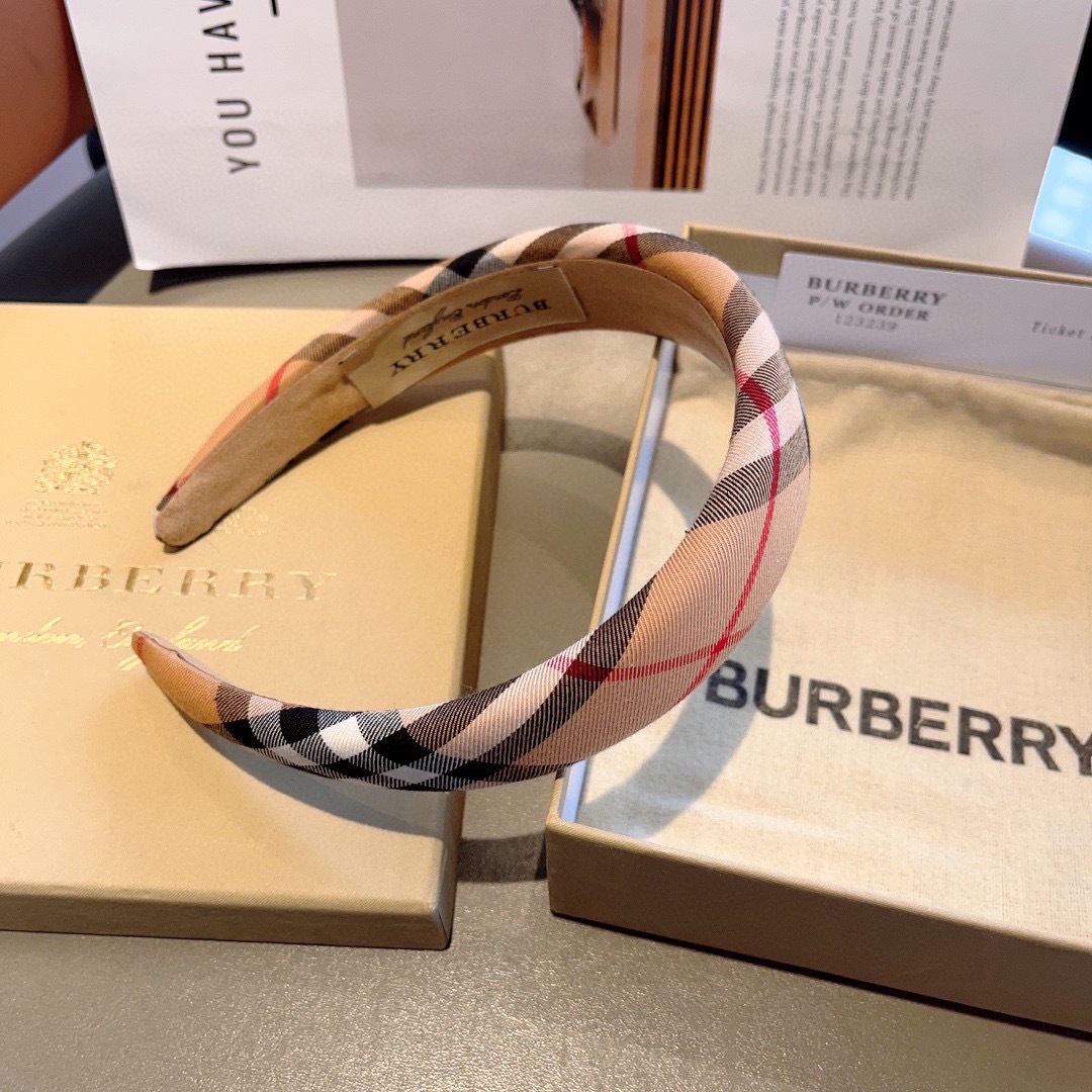 配包装
巴宝莉BURBERRY 新款发箍，客供面料 🎀细节全部实拍！非常耐看又百搭、适合各种场合搭配！