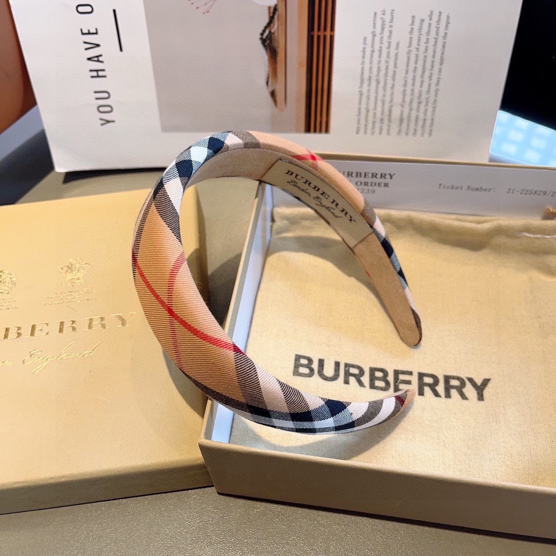 配包装
巴宝莉BURBERRY 新款发箍，客供面料 🎀细节全部实拍！非常耐看又百搭、适合各种场合搭配！