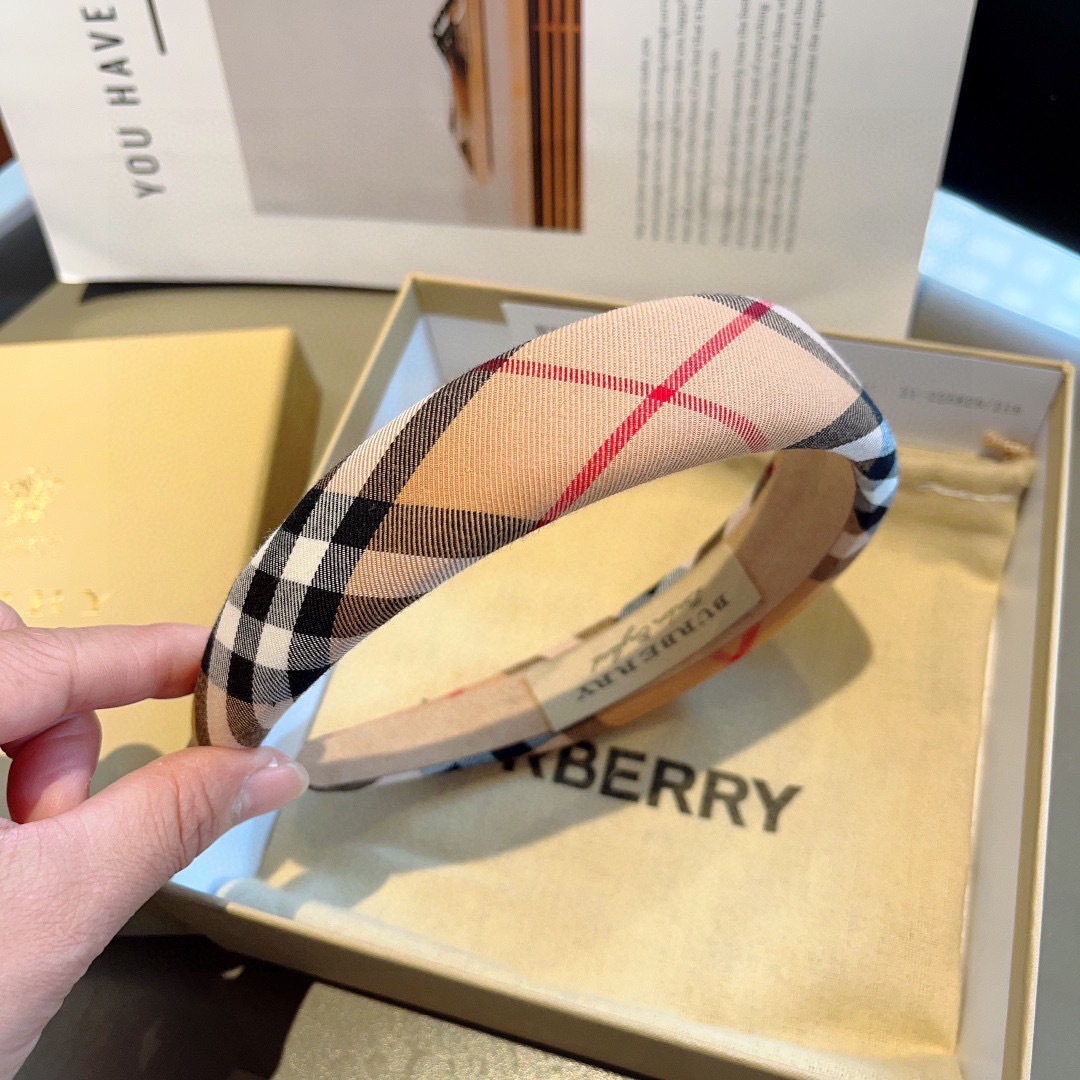 配包装
巴宝莉BURBERRY 新款发箍，客供面料 🎀细节全部实拍！非常耐看又百搭、适合各种场合搭配！